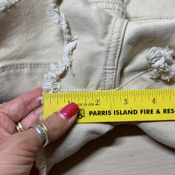 No Boundaries Khaki Denim Cut Off Shorts ๐ - Picture 15 of 15